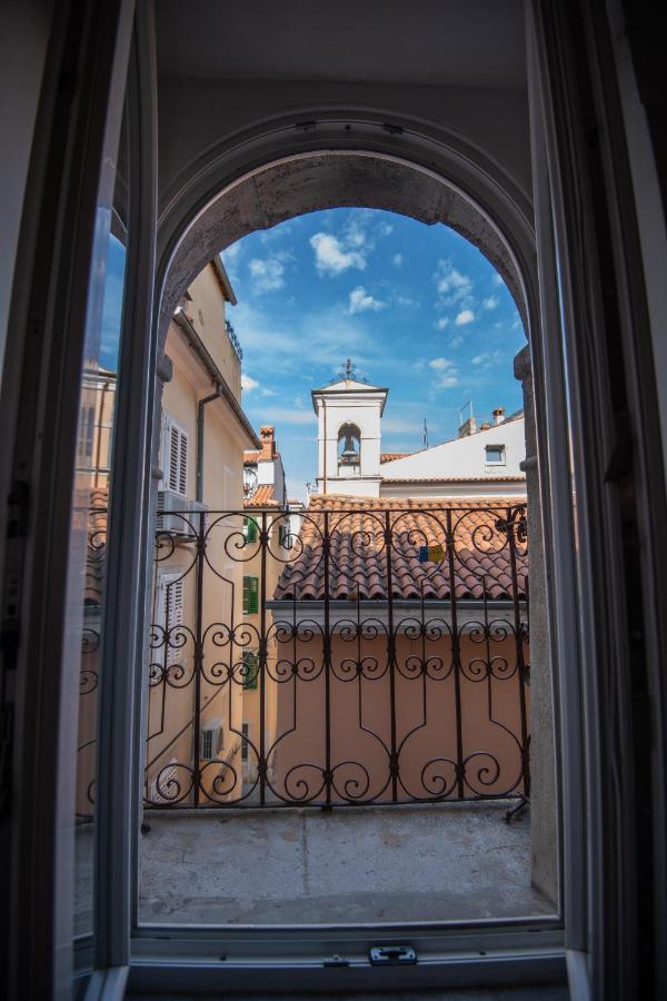 Saint Roch Square Seven